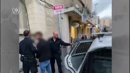 القدس : أشعل النار في الأعلام الإسرائيلية واعتقلته الشرطة